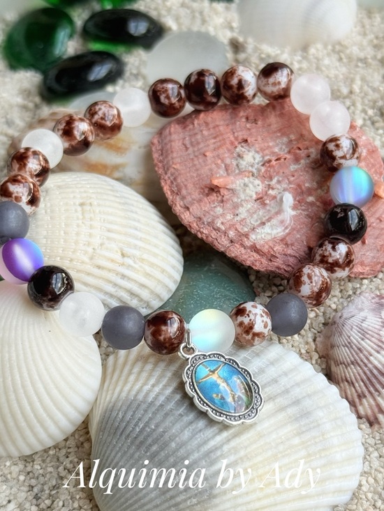 Alquimia Jewelry - Brown, White & Blue Beaded Bracelet with Inspirational Charm